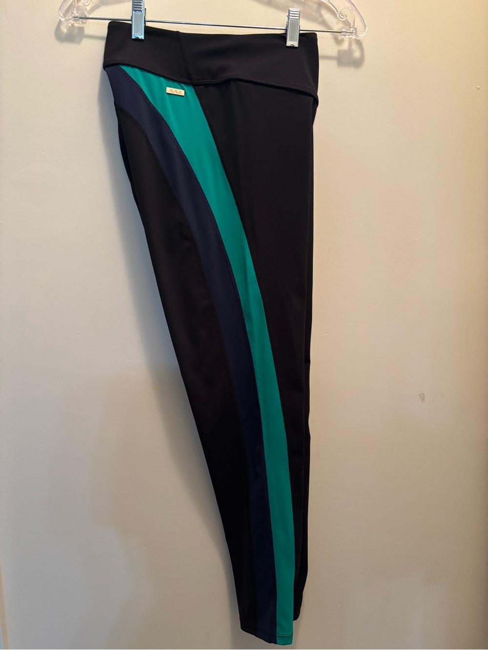 NWOT ALALA Large Leggings